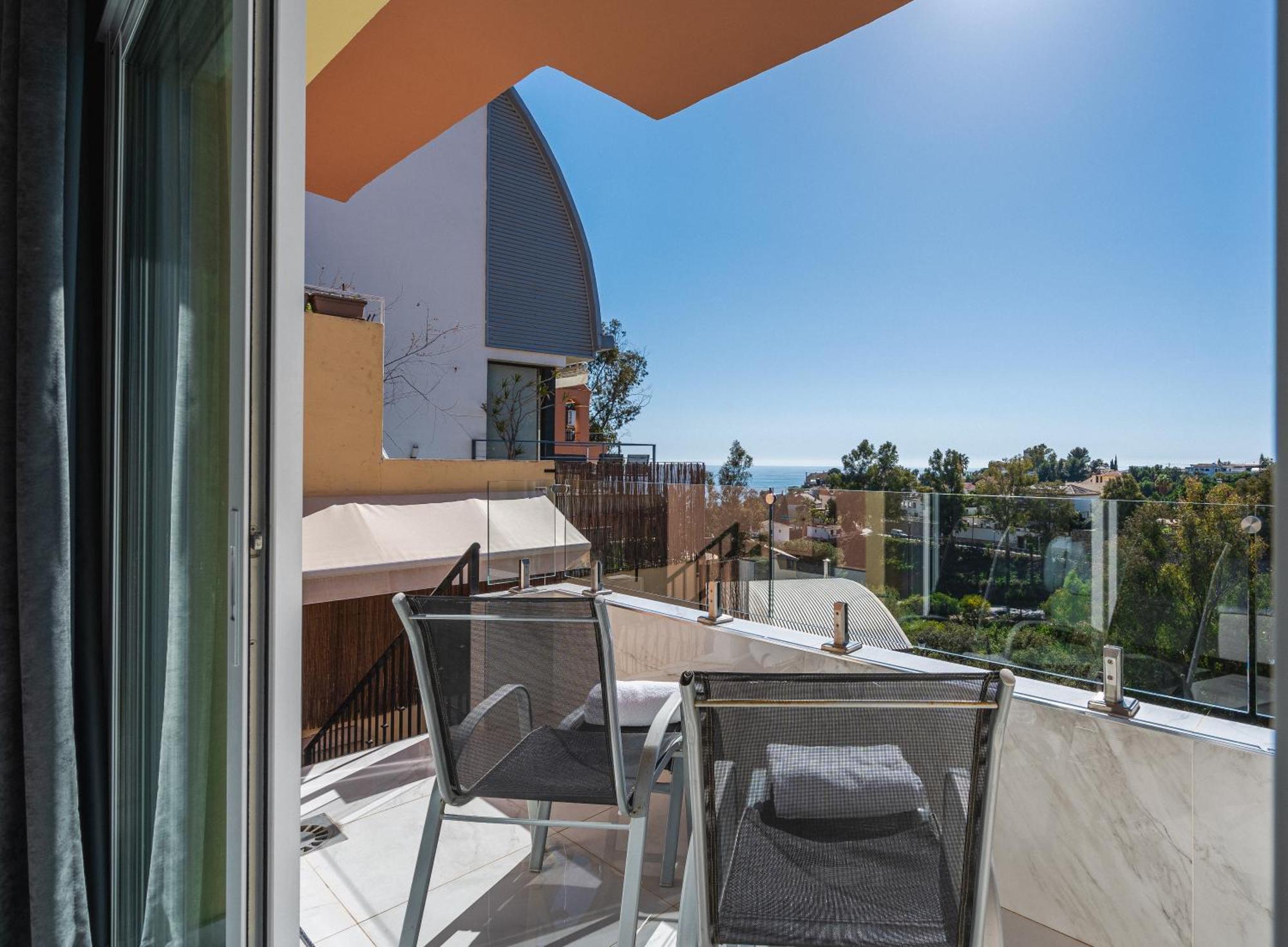 Private Luxurious Hillside Villa With Pool & Sea Views For 8 To 10 Ppl Фуeнхирола Екстериор снимка