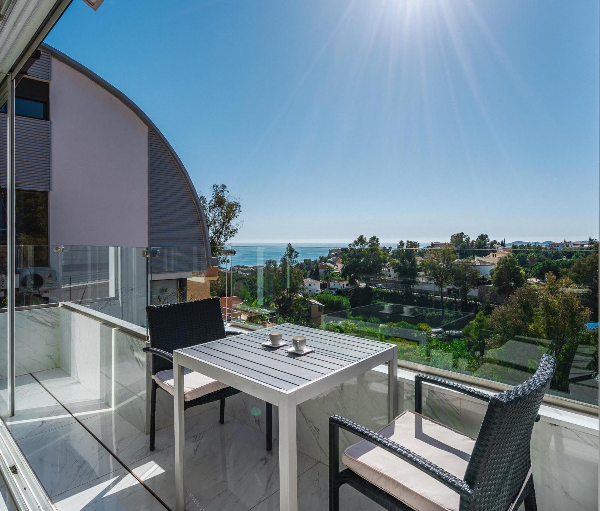 Private Luxurious Hillside Villa With Pool & Sea Views For 8 To 10 Ppl Фуeнхирола Екстериор снимка