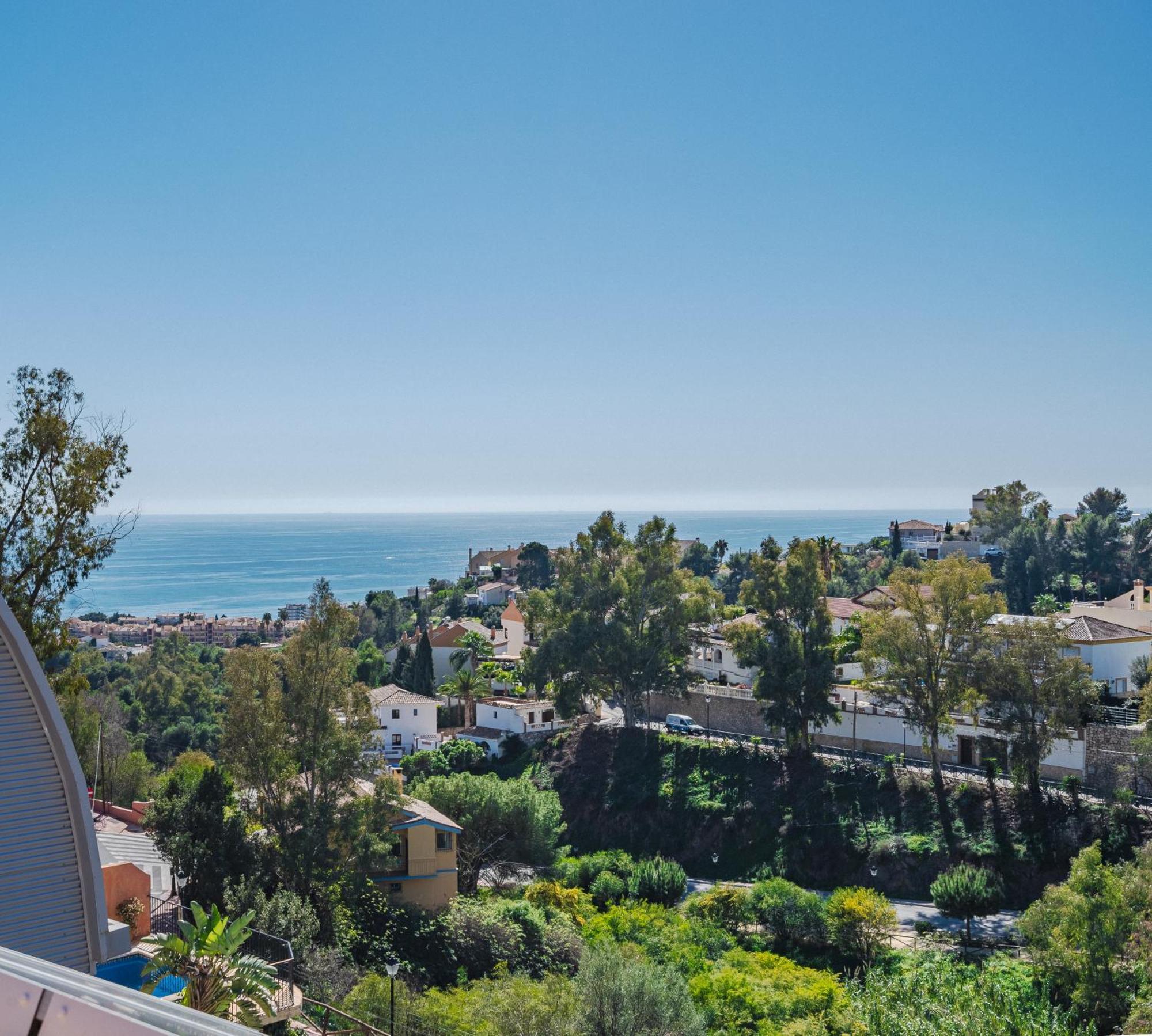 Private Luxurious Hillside Villa With Pool & Sea Views For 8 To 10 Ppl Фуeнхирола Екстериор снимка